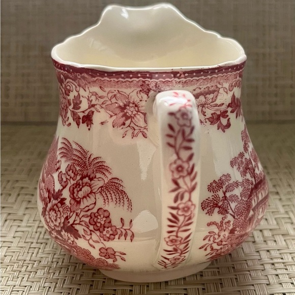 Rare/Discontinued Tonquin Red/Pink Royal Staffordshire Clarice Cliff Creamer - Picture 4 of 9